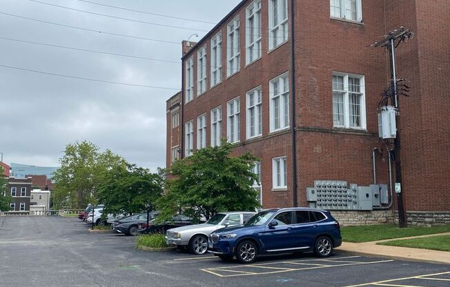 1 bed, 1 bath, 648 sqft, $1,095, Unit 1517 S. Theresa Ave. #101