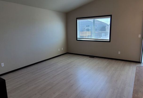 Horace - 3 Bedroom & 2 Bathroom House - Fenced Yard