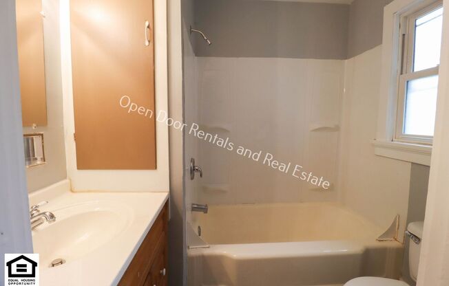 Studio, 1 bath, 552 sqft, $700, Unit Apt B