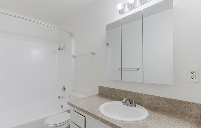 1 bed, 1 bath, 788 sqft, $1,300, Unit 902