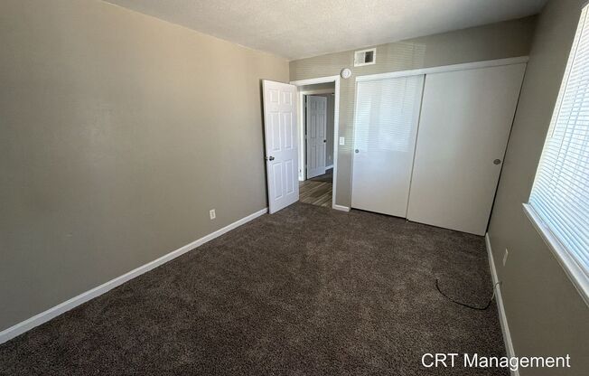 Spacious 3-Bedroom Condo with In-Unit Laundry – Convenient Aurora Location