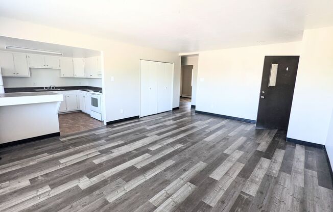 3 beds, 1 bath, 900 sqft, $1,350, Unit B303