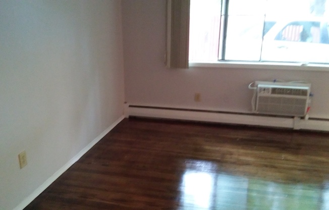 2 beds, 1 bath, 1,025 sqft, $1,250, Unit 138-06 Woodhill