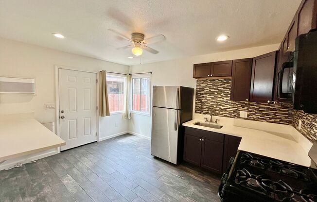 1bd + Bonus Room Casita with Washer/Dryer In Unit, A/C, and Private Fenced Patio!