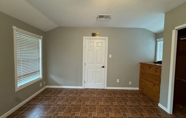 3 beds, 2 baths, $1,650