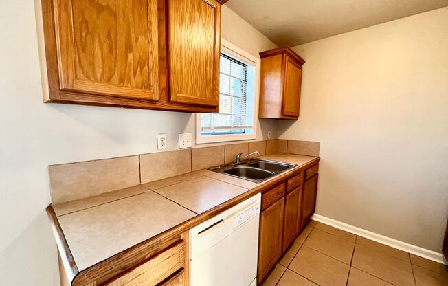 2 beds, 1.5 baths, 900 sqft, $850, Unit Apt A