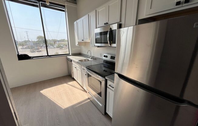 Studio, 1 bath, 327 sqft, $895, Unit 206