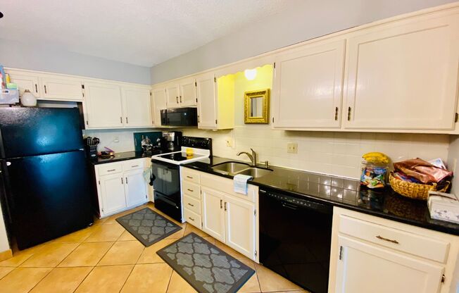 {1423} Olathe Townhome + 3Bed/2.5Bath + Fenced Yard + Easy Highway Access