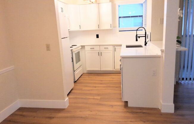 1/1 Second Floor Remodeled Condo X Rent In Winter Park in front of Full Sail and close to UCF, Rollins College and Valencia College.