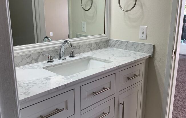 2 beds, 1 bath, 876 sqft, $2,595, Unit C210