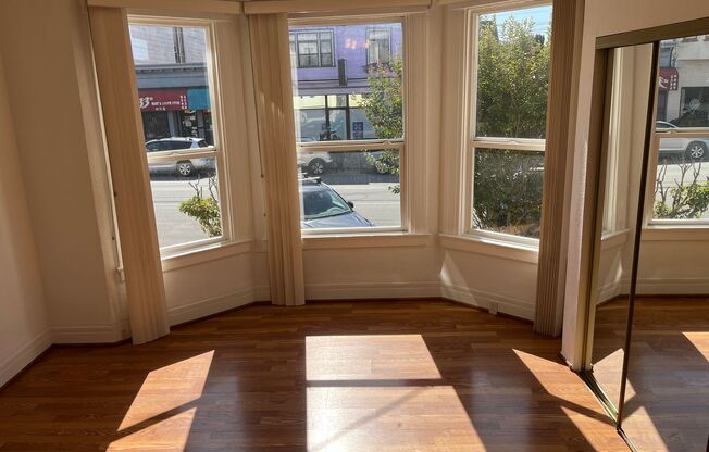 PRICE IMPROVEMENT! Beautiful sunny & spacious flat w/washer/dryer, yard & deck! Close to all good restaurants, bars cafes on Clement St!