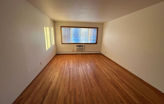 1 bed, 1 bath, $995, Unit 6