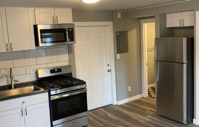 3 beds, 1 bath, 650 sqft, $1,445, Unit 1213 - 09