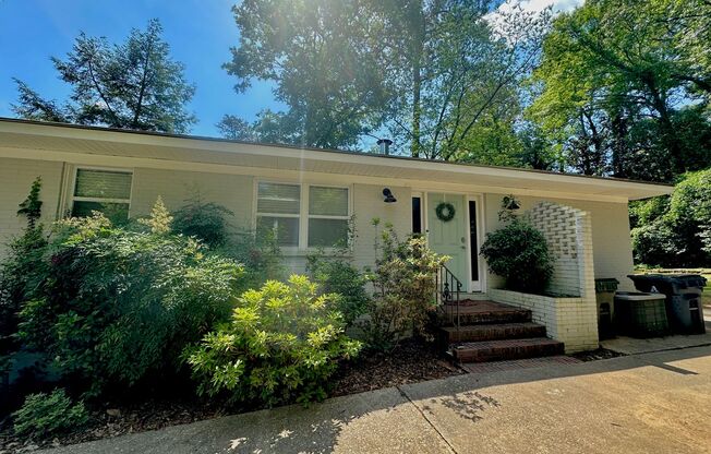 Short distance fro Campus and Downtown Aubrun--One of Kind Home on Sherwood Dr in Auburn