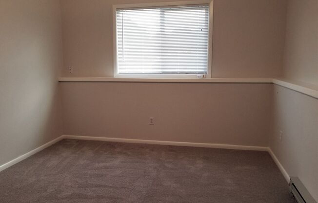 2 beds, 1 bath, 800 sqft, $950, Unit 03