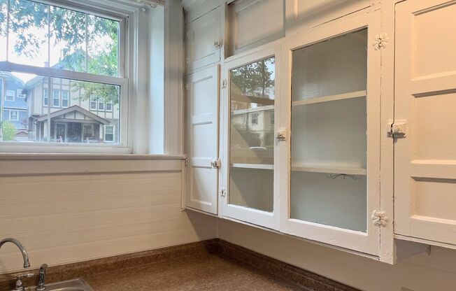 2 beds, 1 bath, $1,300, Unit 31A