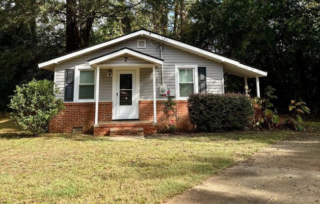 Newly Renovated 2 Bedroom Cottage Close to Shaw in Quiet Area