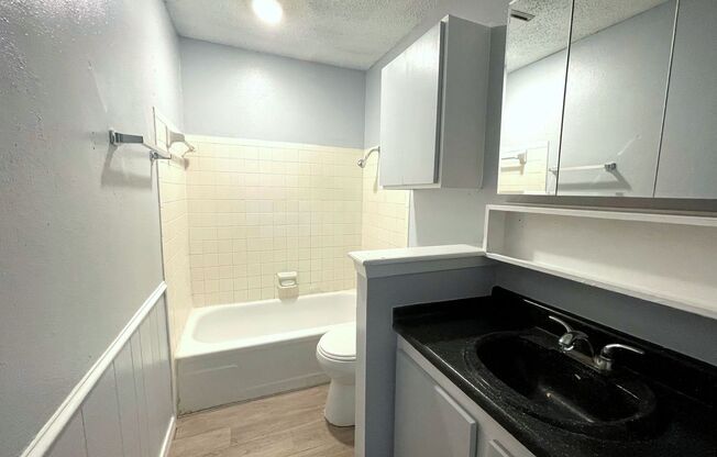 2 beds, 1 bath, 784 sqft, $840, Unit 121E