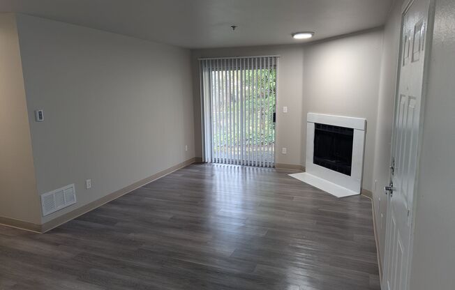 2 beds, 1 bath, 886 sqft, $1,875, Unit J201