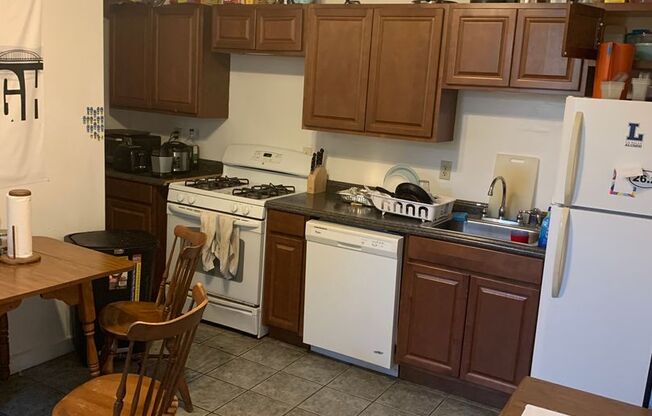 3 beds, 1 bath, $2,250, Unit 2