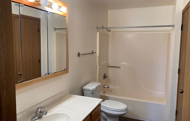 3 beds, 1 bath, 1,040 sqft, $1,695, Unit 3172-302