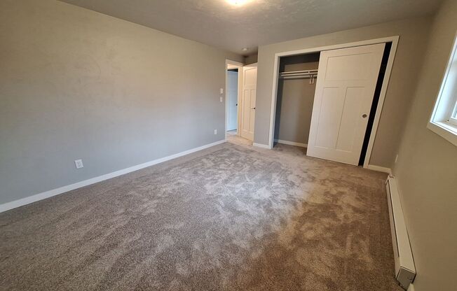 2 beds, 1 bath, $1,395, Unit 692 S. Olson Ave.