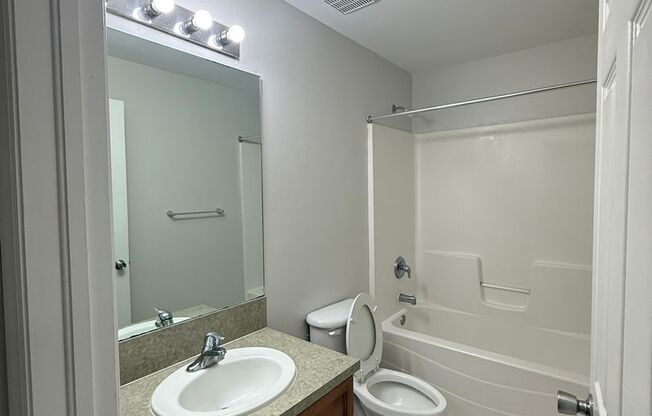 2 Bedroom + Den, 2 Bath Duplex!