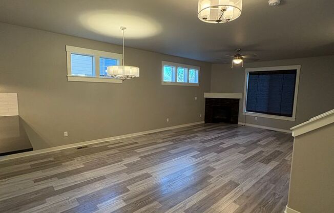 Newer 3 Bedroom / 2.5 Bathroom + Loft in the Ochoco Pointe Community