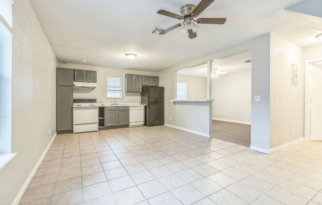 **2 Weeks Free! and 50% Security Deposit!!** Spacious 3-Bedroom Townhome in Quiet Community!