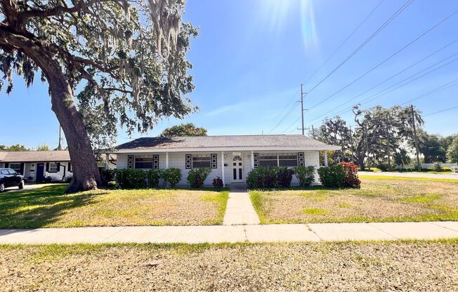 Charming 3 Bedroom and 2 Bath Home in Orlando. BONUS ROOM! Great Location!!