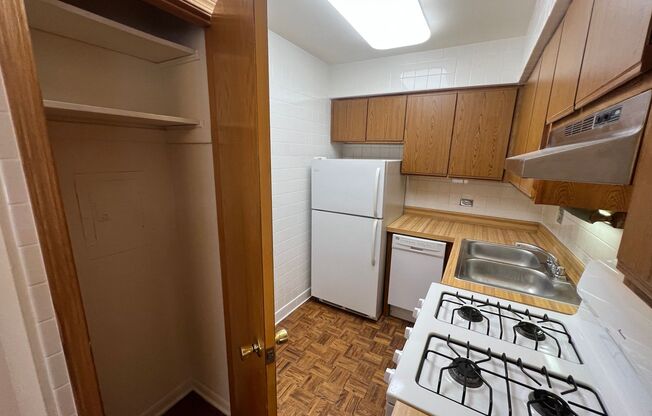 2 beds, 1 bath, 900 sqft, $2,450, Unit 417-305