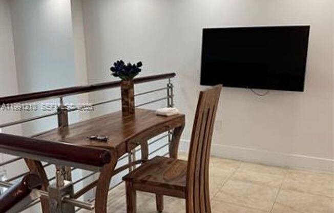 1 bed, 1 bath, 981 sqft, $3,350, Unit 41 SE 5th St # 2305