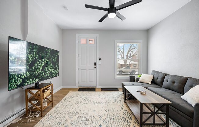 Remodeled 1BD, 1BA in the Highlands with Back Yard