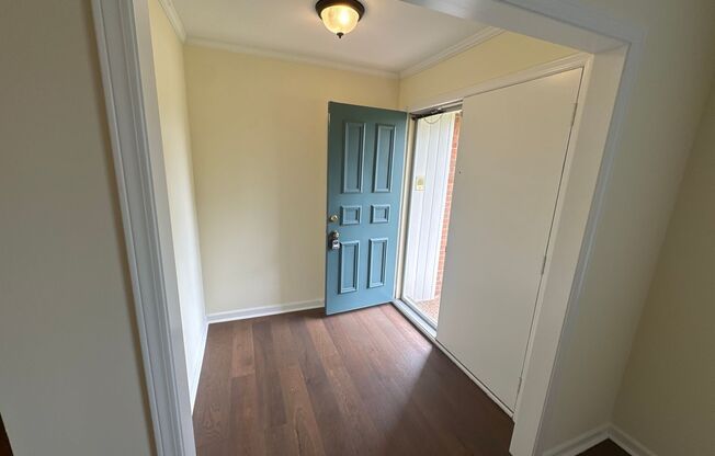 Spacious 3-Bedroom Townhome in the Heart of Bellevue – Water, Sewer & Trash Included!