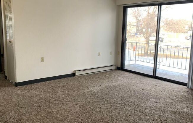 2 beds, 1 bath, $825, Unit 1502-23