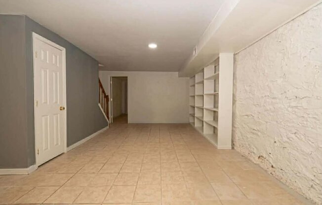 307 E 25 ST