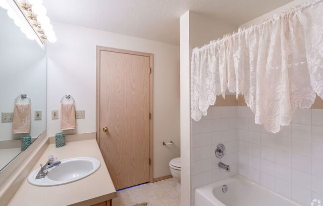 1 bed, 1 bath, 660 sqft, $1,050, Unit 52