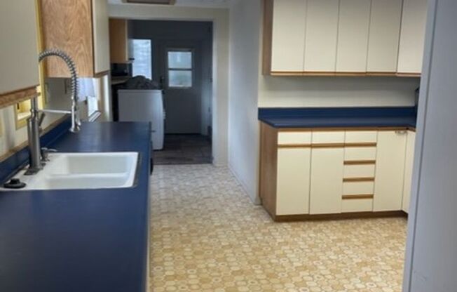 2 beds, 1 bath, $1,761