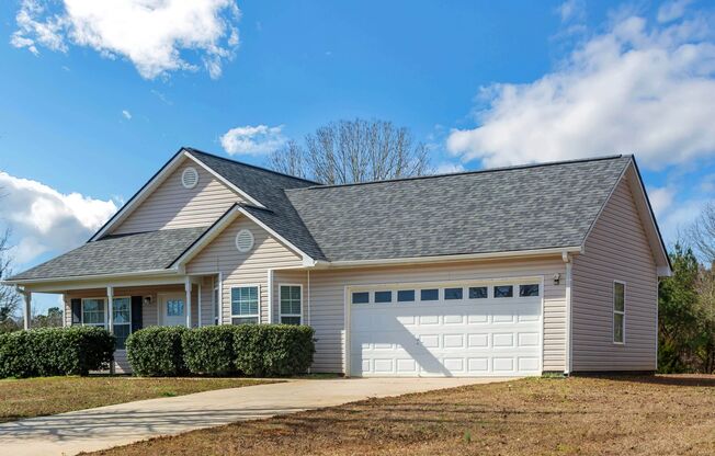 Captivating 3-bedroom, 2-bathroom ranch-style residence in Covington, GA!