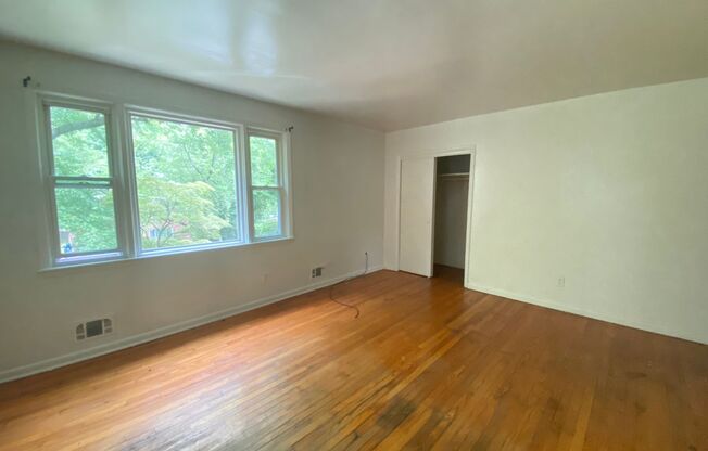 Bi-Level Apartment - Rosemont!