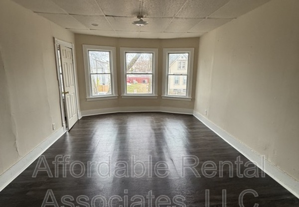 1643 S 7 ST