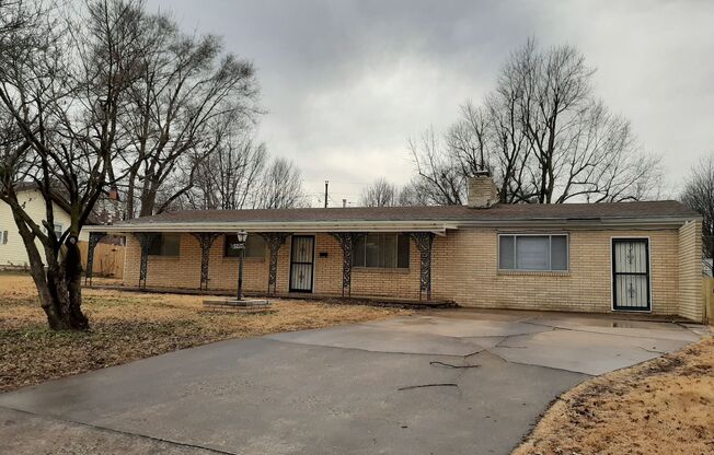 Totally Updated! New kitchen! 2 Living Areas! Kickapoo School District! $1,295