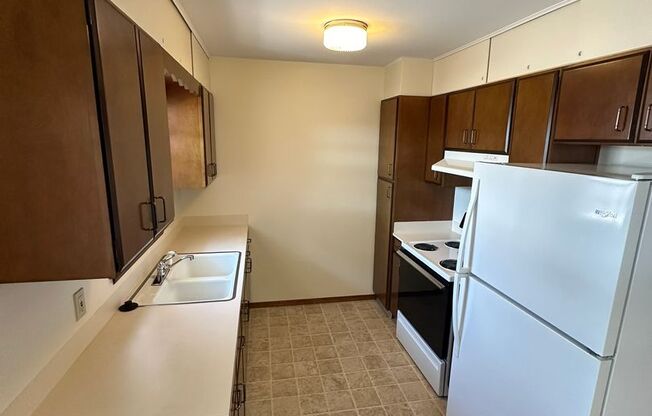 2 beds, 1 bath, $925, Unit EP1908DO