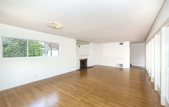 Spacious 3 Bed, 3 Bath Home in Excellent Location- Flexible Lease