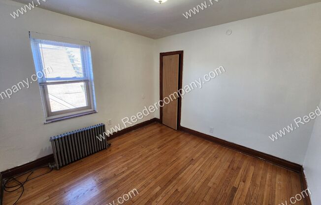 3 beds, 1 bath, $1,050, Unit 2F