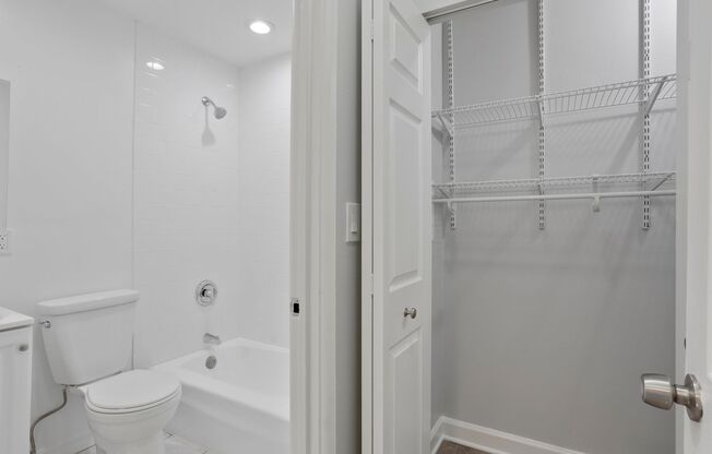Studio, 1 bath, 298 sqft, $1,400, Unit 437