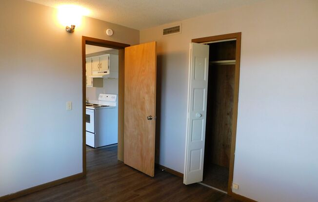 2 beds, 1 bath, $700, Unit 230 Broadview - Apt D