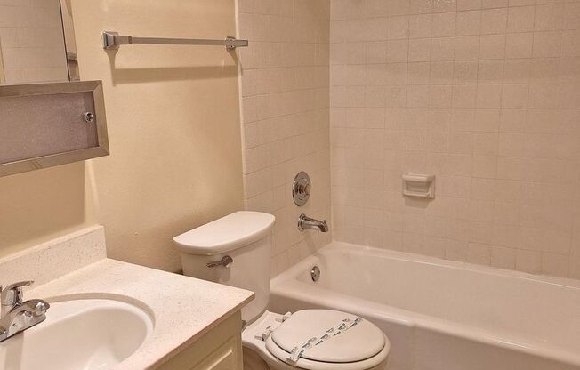 FOUR-UNIT APT - 7300r