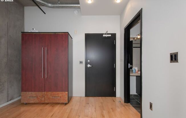 ONE FREE MONTH - Downtown Studio w/gas fireplace/Juliette balcony/additional storage (Portland State University/OHSU)
