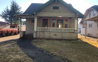 Vintage Campus House ~ 3 bedrooms, 1.5 bath